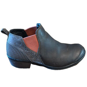Keen Morrison Chelsea booties, size 42